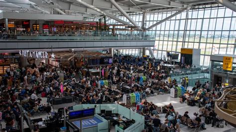 Overcrowded Planes & Airports: Is the U.S. Aviation System Breaking? (2026)