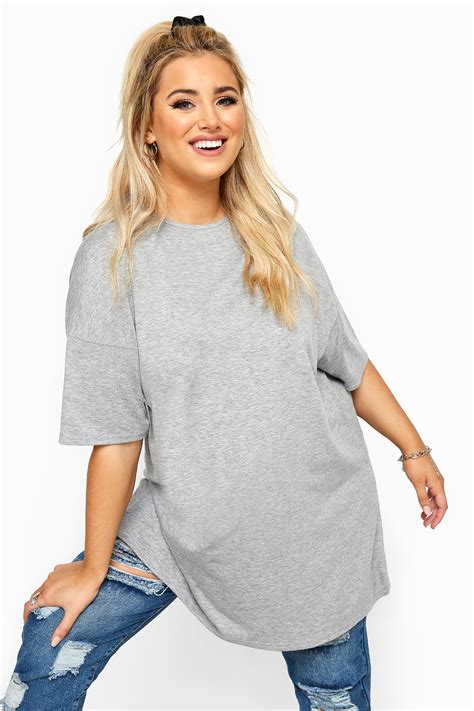 Oversized t-shirts. Sep 19, 2023 · Tuck and Accessorize. Edward Berthelot/Getty Images. On warm fall days, opt to tuck in your oversized graphic tee into an equally baggy pair of shorts. A chunky statement necklace and a structured ... 