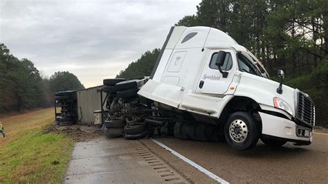 Overturned pickup truck crash closes I-55 NB lanes