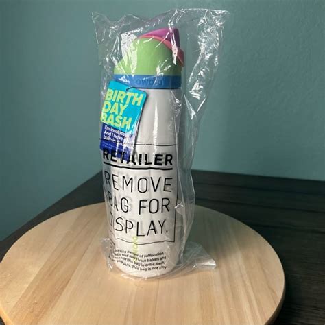 While it doesn’t actually glow in the dark (we’ll leave that for glow sticks), it will turn heads everywhere you go. Way to Glow bottle: https://owalalife.com/products/way-to... This.... 