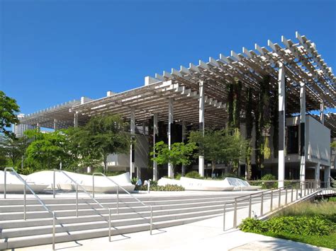Pérez art museum miami miami fl. El Pérez Art Museum Miami (PAMM) es un museo de arte contemporáneo ubicado en Miami, Florida. Fue inaugurado en 2013 y es considerado uno de los principales destinos culturales de la ciudad. El diseño del PAMM estuvo a cargo del arquitecto suizo Herzog & de Meuron. El enfoque arquitectónico del PAMM. La disposición interior del PAMM. 