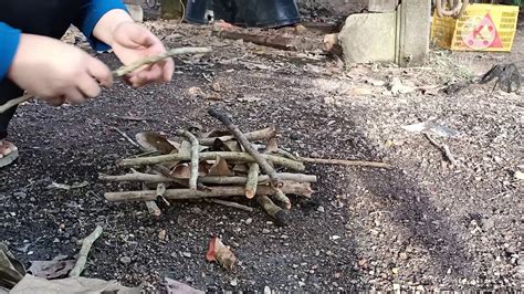 Pada saat menyalakan api unggun, orang yang berada... - Roboguru - wintechmobiles.com