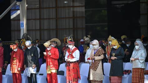 Pakaian Adat: Arti, Contoh, dan Fungsinya - wintechmobiles.com