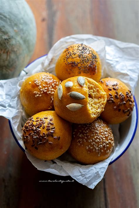 PANINI MORBIDI ALLA ZUCCA ricetta facile e veloce di pane alla zucca ...