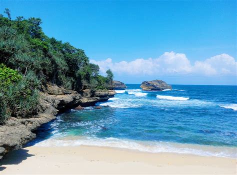 Pantai NGLIYEP Malang - Video Drone 4K - raincitystudios.com