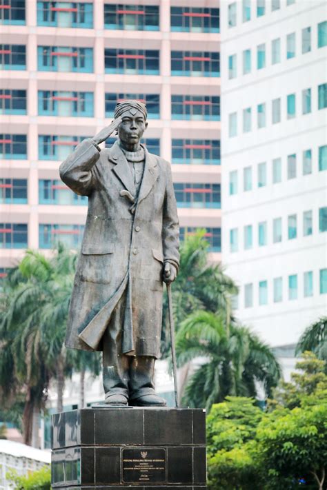 Patung Pahlawan - ANTARA Foto - muktibox.com