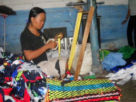 Pembuatan pola-pola pada pengolahan limbah kain pe... - Roboguru - muktibox.com