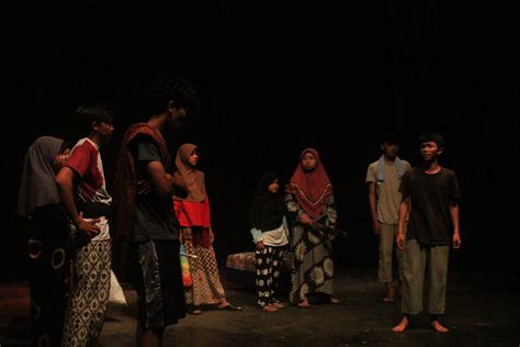 penonton berhasil dibuat terkesan dengan pencahaya... - Roboguru - muktibox.com