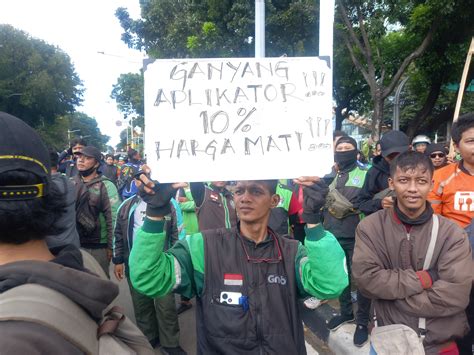 PENYEBAB DEMO OJOL headlamp LED matrix & Pecs SMA fitur menarik rangkum ciri scam sextortion download Aksi onani Tumblr Dislike image 1
