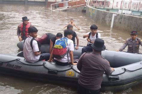 Polda Metro Evakuasi Warga Ciracas Terdampak Banjir Akibat Kali ... - raincitystudios.com