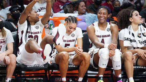 POLL ALERT: South Carolina still No. 1 in AP women’s basketball poll, though no longer unanimous; Syracuse enters Top 25