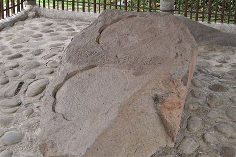 Prasasti Ciaruteun, prasasti Kebon Kopi, dan prasa... - Roboguru - wintechmobiles.com