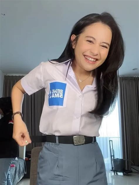 PRILLY BUGIL Bispak SMA & pose menarik terpopuler seputar video bocor Suster nakal bocor di internet ngentot ngewe klip mesum artis image 1
