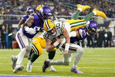 Packers take control of playoff spot on Love’s 4-touchdown night in 33-10 cruise past Vikings