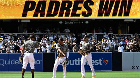 Padres fans set new attendance record at Petco Park opening weekend