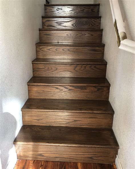 Painting wooden stairs. Feather Gray 2127-60 and Pike’s Peak Gray 2127-50 alternate on the risers, with trim and treads painted in Snow White OC-66. The playful use of two distinct colors on alternating stair risers adds an element of fun to this traditional foyer. 7. Bold Focal Point. 