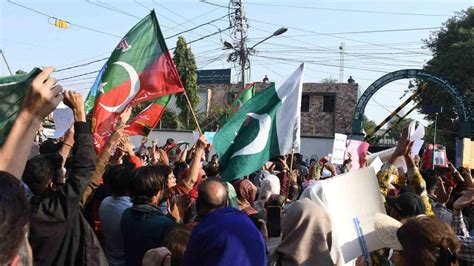 Pakistan’da Imran Khan destekçileri seçimlerde hile yapıldığı iddiasıyla protesto gösterisi düzenledis