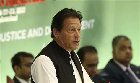 Pakistan’da hapisteki Imran Khan’ın partisi PTI destekli bağımsız adaylar yarışı önde götürüyors