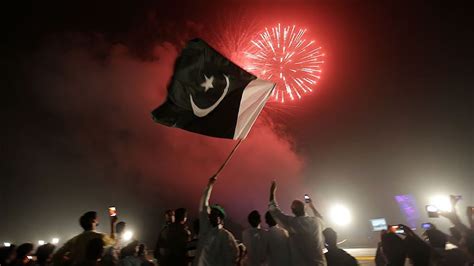 Pakistan’da yeni yıl kutlamalarına yasak