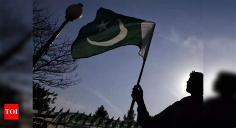 Pakistan militants kill 4 police officers, hurt 6 in attacks