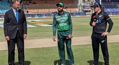 Pakistan wins toss, elects to field against New Zealand in crunch Cricket World Cup match