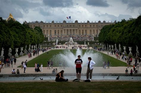 Palace of Versailles marks 400 years with a royal visit