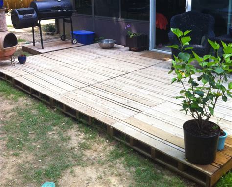 Pallet decking. Reexamine the area of the deck from multiple direction to have a chic plan for flooring scheme. We want a little bit raised and lifted over position of our DIY pallet flooring so we make it off the ground to a extent by fixing up the wood log base support. To make it leveled and even from the edges the concrete cut offs has been also added in ... 