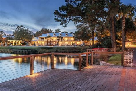 Palmetto bluff. An idyllic enclave in southern South Carolina, Palmetto Bluff encompasses many things. A community, a hotel, a new paradigm for a lifestyle. First and foremost, however, Palmetto Bluff acts as ... 