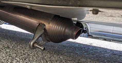 Palo Alto police say a pair of armed catalytic converter thieves are at large