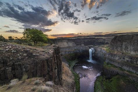 Palouse falls washington state. The major industries in the state of Washington include agriculture, lumber, tourism, hydroelectric power, computer software, aircraft, and aluminum refining. Of those, agriculture... 