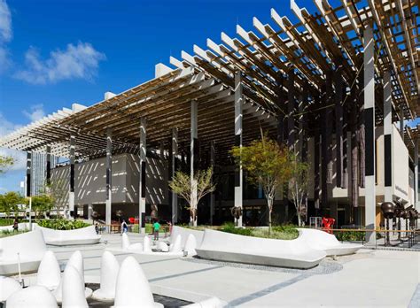Pamm art museum. El Pérez Art Museum Miami (PAMM) es un museo de arte contemporáneo ubicado en Miami, Florida. Fue inaugurado en 2013 y es considerado uno de los principales destinos culturales de la ciudad. El diseño del PAMM estuvo a cargo del arquitecto suizo Herzog & de Meuron. El enfoque arquitectónico del PAMM. La disposición interior del PAMM. 