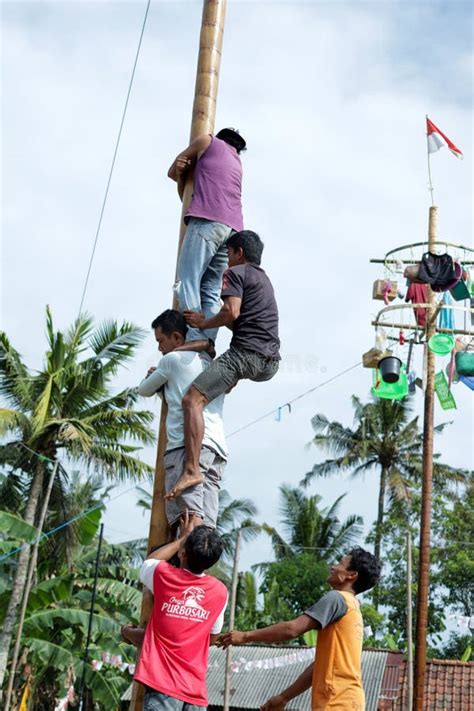 Panjat pinang. .  <a href=https://agent5.ru/gsvz/frigate-docker-windows.h...