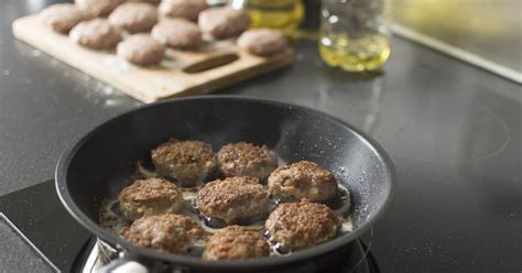 Pannbiff: Blanda  brödsmulor  samt  dricksvatten  inom  enstaka  massiv bunke.