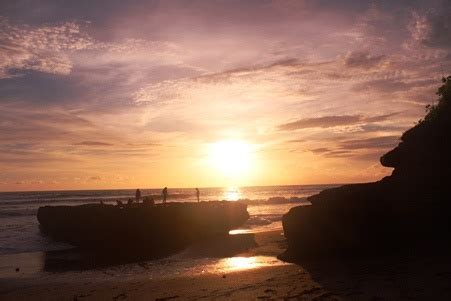 Pantai Batu Bolong : Keunikan & Harga Tiket, Yuk Liburan!