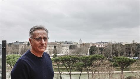 Paolo Bonolis e la casa sul Tevere (lontana dalla famiglia): «Qui …