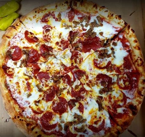 A typical medium pizza is cut into eight slices. This is the case at several pizza parlors, including Domino’s, Pizza Hut, Papa John’s and Hungry Howie’s; however, some pizza parlors have different slice counts. For instance, a medium pizza.... 