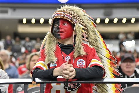 Parents of young Chiefs fan wearing headdress threaten to sue Deadspin