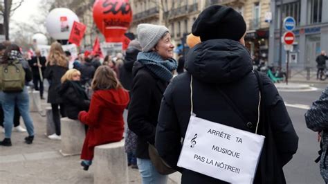 Paris'te öğretmenler maaş artışı talebiyle eylem yaptı - Son Dakika Haberleri
