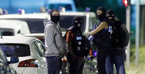 Paris’te saldırı hazırlığındaki 3 kadın yakalandı: 1 polis yaralı.