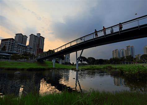 We have curated several island-wide routes across Singapore comprising multiple park connectors and trails, which provide opportunities for you to explore outdoor spaces and walk or cycle in natural spaces for longer …. 