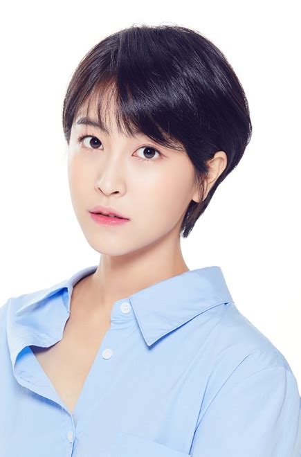 Park min-ji ssireum. Early life and career. Lee Eon was born Park Sang-min on 5 February 1981. Lee began practicing ssireum while in elementary school, going on to win gold medals at Korean national ssireum competitions in 1997 and 1998. As a freshman at university, he was inspired by Cha Seung-won to become a model, and after losing 30 kg (66 lb) made his debut at ... 