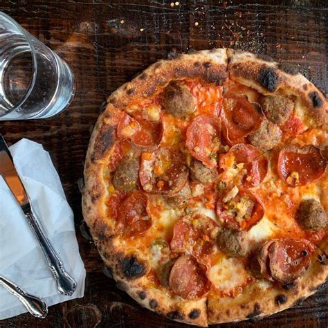 Parlor pizza chicago. Oct 27, 2021 · Ashok Selvam/Eater Chicago. Parlor Pizza Bar’s first location opened in 2014 in West Loop, and owners Michael Bisbee and Tim Hendricks expanded to Wicker Park in 2016 and River North in 2018 ... 