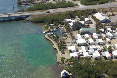 Parmers resort. Obiekt Parmer's Resort, usytuowany w miejscowości Little Torch Key, oferuje odkryty basen, prywatny parking, wspólny salon oraz prywatną plażę. Odległość ważnych miejsc od obiektu: Park morski Florida Keys Aquarium Encounters – 40 km. 