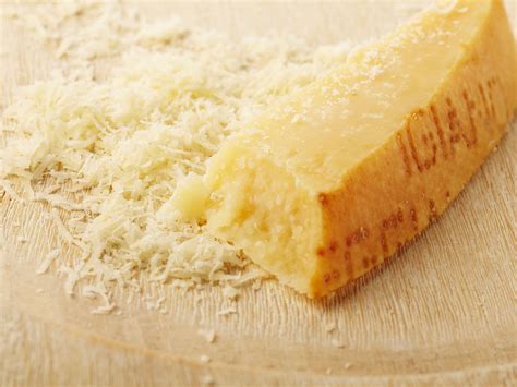 Parmigiano and parmesan. Les vaches de race reggiana, qui donnent le lait du parmigiano reggiano, ne peuvent consommer que du foin ou de l'herbe séchée, contrairement aux bêtes à l'origine du grana padano, soumises à ... 