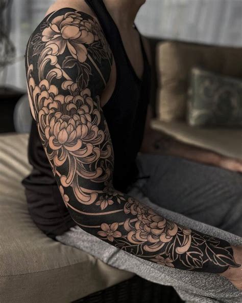  Blackout tattoos are a relatively recent trend that has gained popularity in recent years. This style of tattooing involves covering large areas of the skin with solid black ink, essentially creating a “blackout” effect. While the aesthetic appeal of blackout tattoos is undeniable, there is much more to this trend than meets the eye. . 