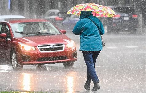 Parts of Quebec under rainfall warning, localized flooding on some Montreal streets