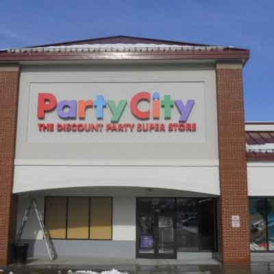 Party city plaistow nh. Plaistow, NH Stateline Plaza. 4 Plaistow Road. Stateline Plaza is a 180,000sf community center located on Route 125 (Plaistow Road), just north of an interchange on I-95. ... The center is anchored by Shaw's Supermarkets, complimented by TJ Maxx, Petco, CVS and Party City. Smaller tenants include Panera, Mattress Firm, T-Mobile, GameStop and ... 