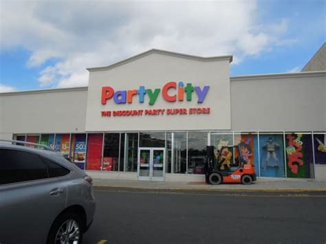 Party City storefront in Houston, TX. Houston, Texas USA 01-01-2021: Party City storefront in Houston, TX. Largest retailer of celebration goods in the USA, founded in 1986. party city stock pictures, royalty-free photos & images. 