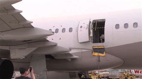 Pasajero abre puerta de salida de avión durante vuelo en Corea del Sur