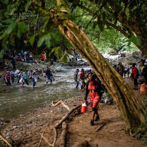 Le tomó cinco días cruzar la jungla del Darién, dos días más de lo que le habían prometido los “guías” colombianos que la condujeron hasta la selva cobrándole a ella 320 dólares y a .... 